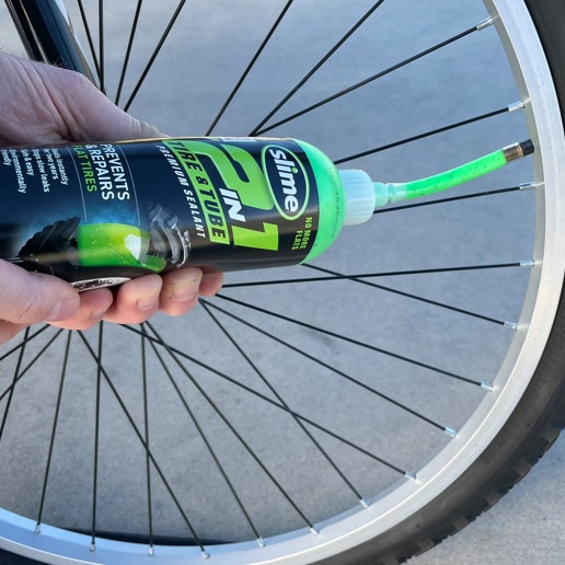 40D.10193 SLIME Slime anti-crevaison 2-en-1 pneus & chambres à air 473 ml 6.5 x 6.5 x 23.5 cm